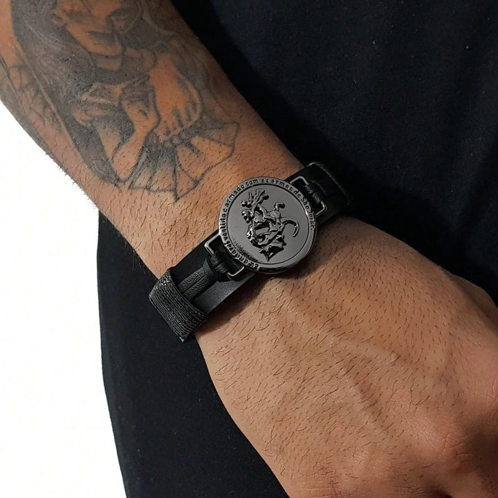 Pulseira Masculina em Couro com Pingente de São Jorge Ajustável