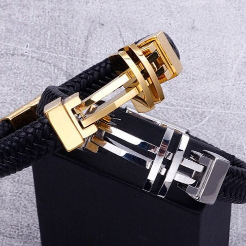 Pulseira de Couro Masculina com Acabamento Dourado