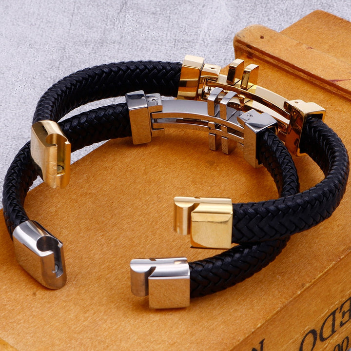 Pulseira de Couro Masculina com Acabamento Dourado